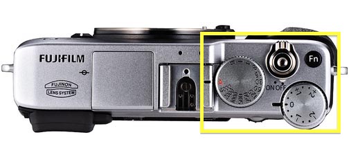 Fujifilm X E1 top - Priorità dei tempi e controllo dinamico della luce in street photography - fotostreet.it