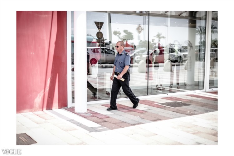 e8953e9d 5eea 4603 ae9b ced618a99f20 FULLSCREEN 750x500 - A big white frame [incorniciare le foto] - Street Photography - - fotostreet.it