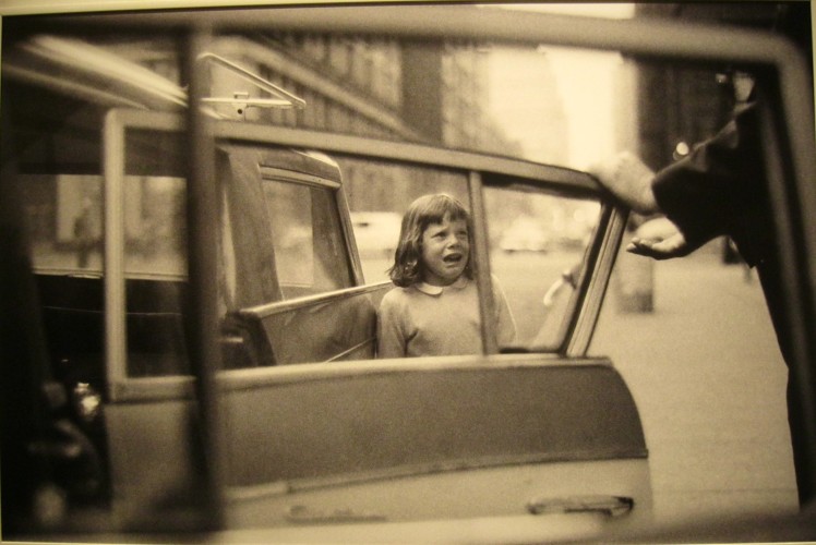 joel meyerowitz crying girl 748x500 - Cosa ho imparato da  Joel Meyerowitz sulla Street Photography - fotostreet.it
