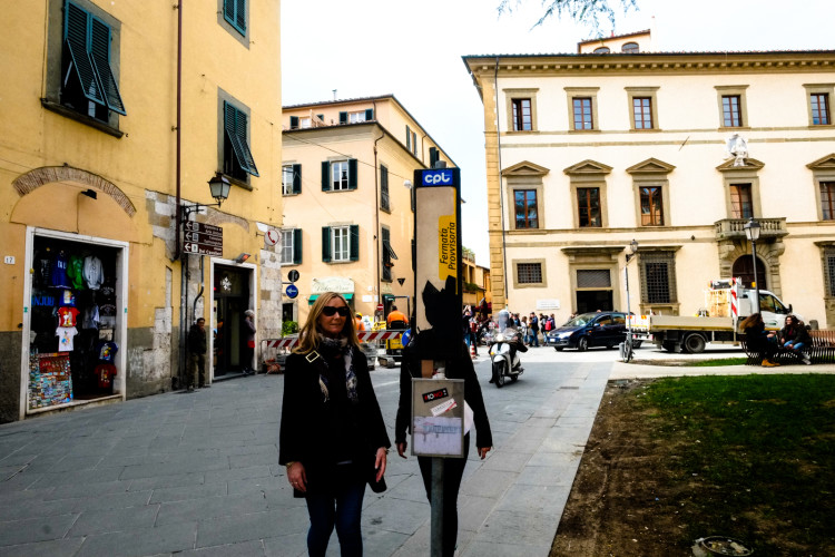 DSCF6255 750x500 - Un apparente stato di trance - Street Photography - fotostreet.it