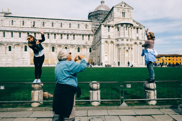 DSCF6303 750x500 - Un apparente stato di trance - Street Photography - fotostreet.it