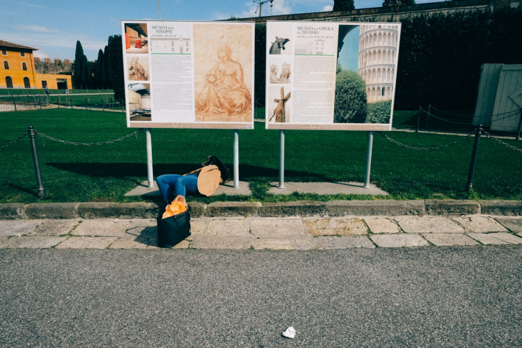 DSCF6436 750x500 - Un apparente stato di trance - Street Photography - fotostreet.it