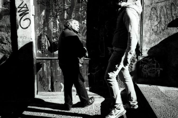 In strada con Olympus Trip 35 - Catania Street Photography Session svg+xml;charset=utf 8,%3Csvg%20xmlns%3D'http%3A%2F%2Fwww.w3 - In strada con Olympus Trip 35 - Catania Street Photography Session - fotostreet.it