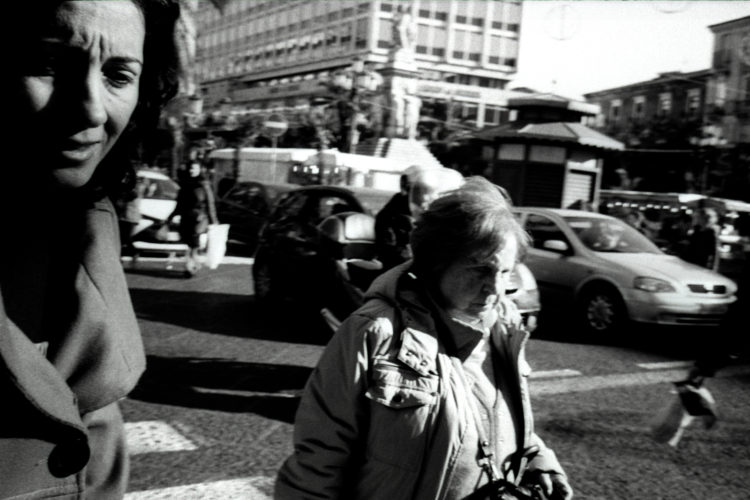 In strada con Olympus Trip 35 - Catania Street Photography Session svg+xml;charset=utf 8,%3Csvg%20xmlns%3D'http%3A%2F%2Fwww.w3 - In strada con Olympus Trip 35 - Catania Street Photography Session - fotostreet.it