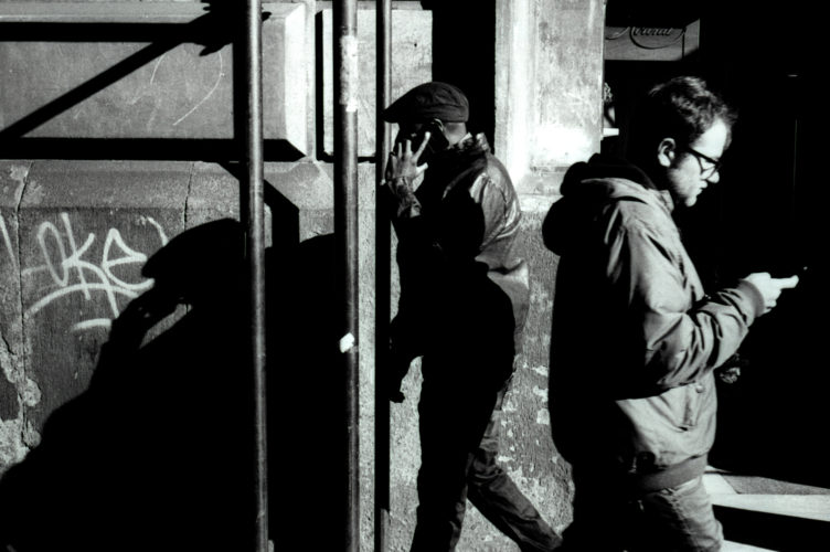 In strada con Olympus Trip 35 - Catania Street Photography Session svg+xml;charset=utf 8,%3Csvg%20xmlns%3D'http%3A%2F%2Fwww.w3 - In strada con Olympus Trip 35 - Catania Street Photography Session - fotostreet.it