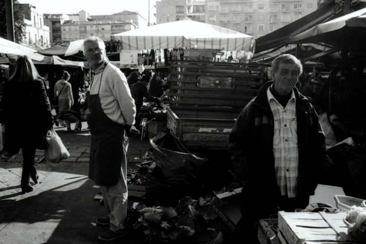 In strada con Olympus Trip 35 - Catania Street Photography Session svg+xml;charset=utf 8,%3Csvg%20xmlns%3D'http%3A%2F%2Fwww.w3 - In strada con Olympus Trip 35 - Catania Street Photography Session - fotostreet.it