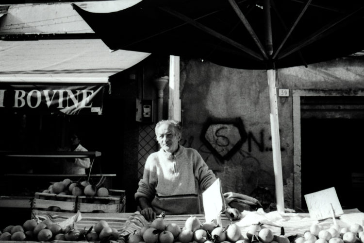 In strada con Olympus Trip 35 - Catania Street Photography Session svg+xml;charset=utf 8,%3Csvg%20xmlns%3D'http%3A%2F%2Fwww.w3 - In strada con Olympus Trip 35 - Catania Street Photography Session - fotostreet.it