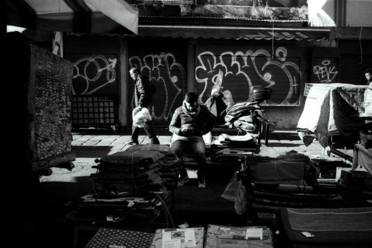 In strada con Olympus Trip 35 - Catania Street Photography Session svg+xml;charset=utf 8,%3Csvg%20xmlns%3D'http%3A%2F%2Fwww.w3 - In strada con Olympus Trip 35 - Catania Street Photography Session - fotostreet.it